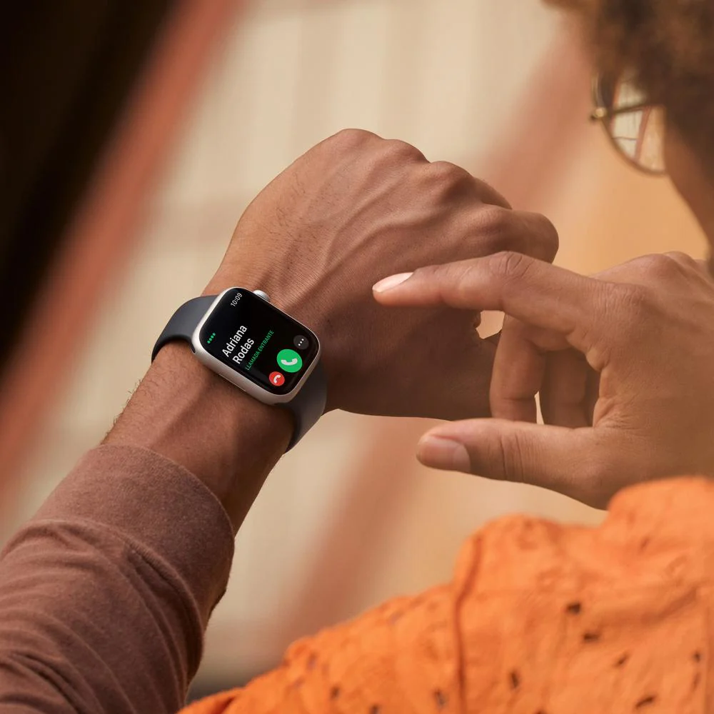Apple Watch Series 8 (GPS + Cellular) - Caja de aluminio en plata de 45 mm - Correa deportiva blanca - Talla única - Image 4